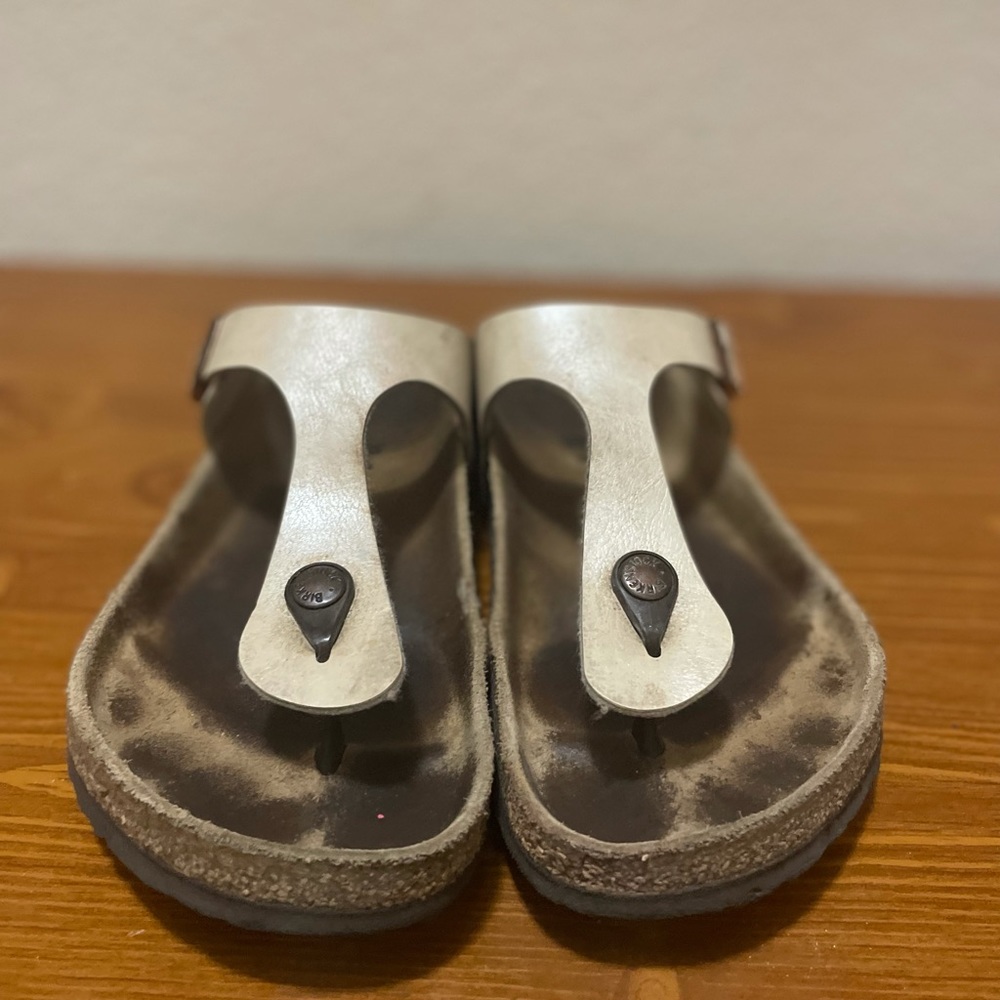 Women’s Gizeh Birkenstock sandals size 39 (8)